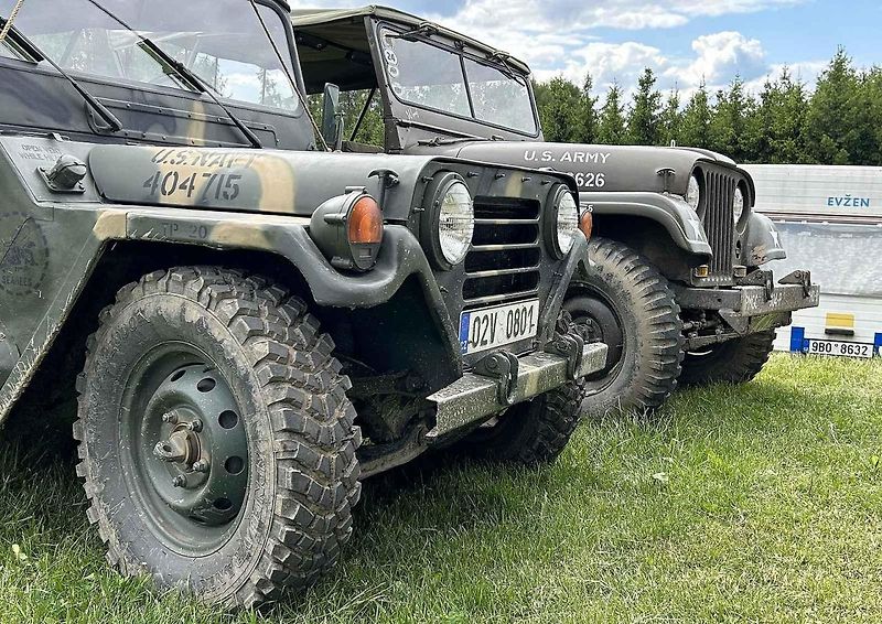 Veterány soutěžící o Zlomenou poloosu při své zastávce v Koutech.