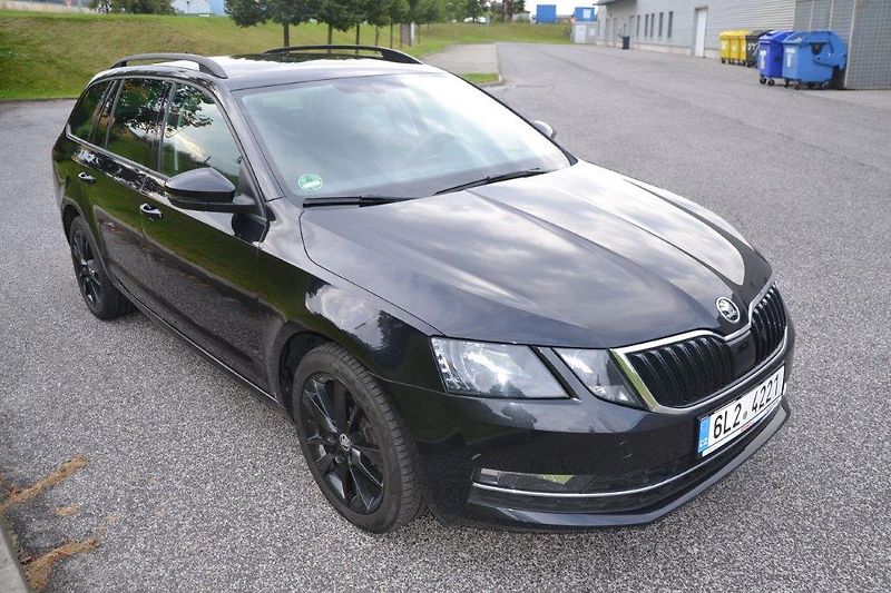 Škoda Octavia combi4x4 110 kW DSG Black line - fotka 23 z 42