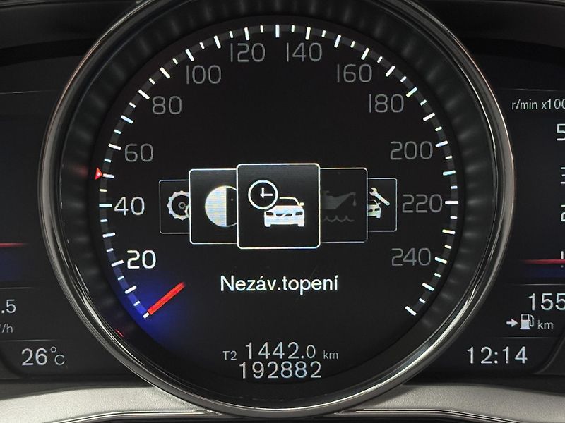 Volvo XC60 D4 R-DESIGN AUT RERERVACE - fotka 33 z 46