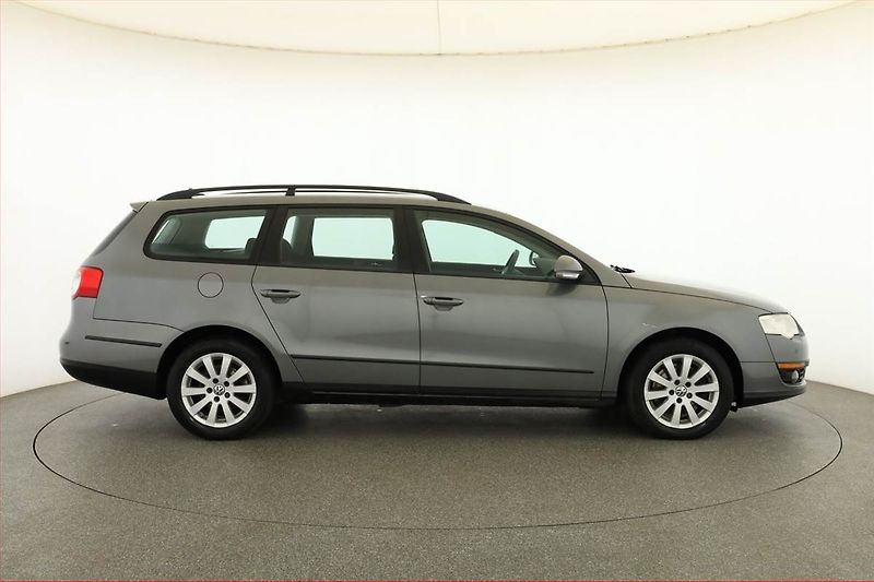 Volkswagen Passat (2007) 2.0 TDI, Xenony, Tempomat - fotka 6 z 17