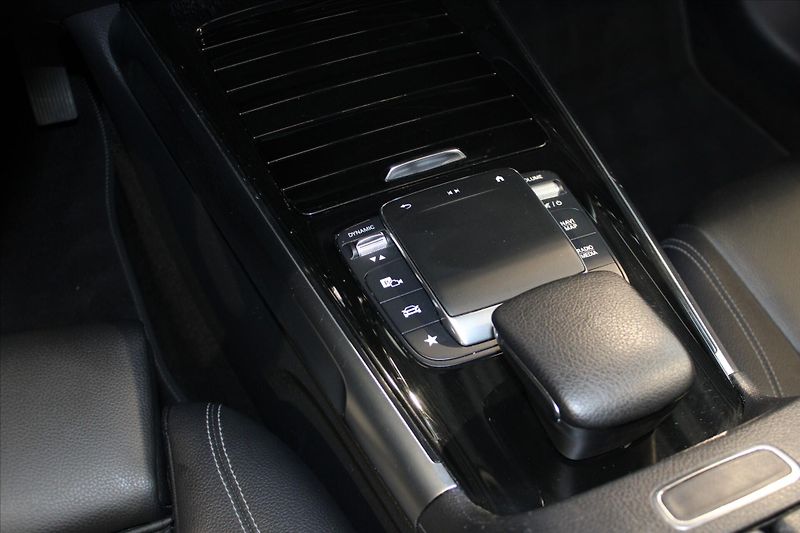 Mercedes-Benz GLB 220d 4MATIC MBEAM/Pano/Night/M - fotka 22 z 29
