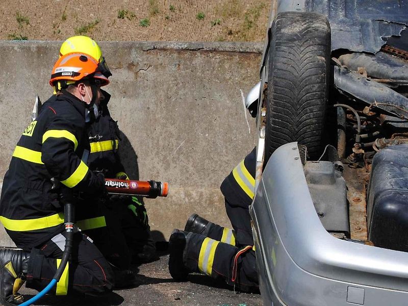 Hasiči se v rámci cvičení Rescue meeting zdokonalovali ve vyprošťování osob z auta, ale také jak uhasit elektromobil - především baterii.