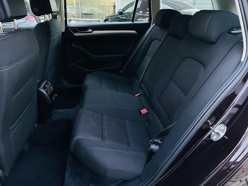 Volkswagen Passat 1.4TSI AUT TAŽNÉ SERVISKA LED - fotka 30 z 49