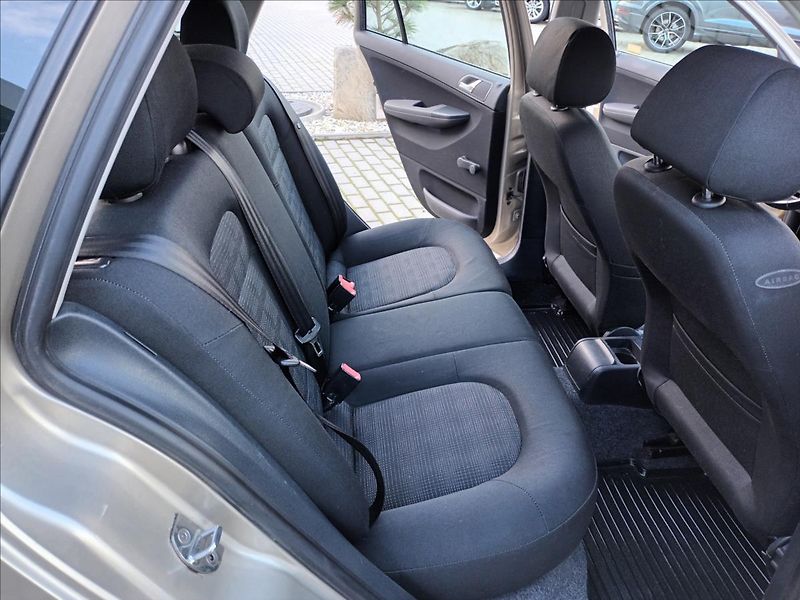 Škoda Fabia 1,4 16V,55KW,ČR,KLIMA,TEMPOMAT - fotka 19 z 35