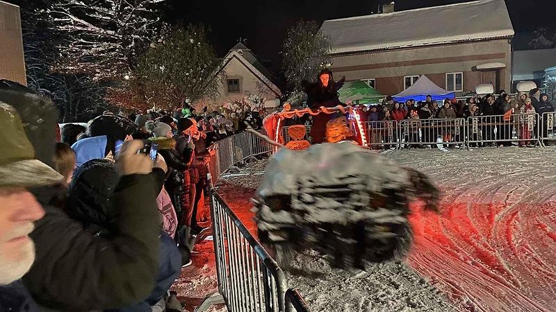 Čertovský průvod Krahulčím ve sněhu. Pekelníci měli sraz na velkém parkovišti u masny.
