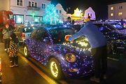 Auta svítící jako vánoční stromečky projela jižním Plzeňskem pro dobrou věc.