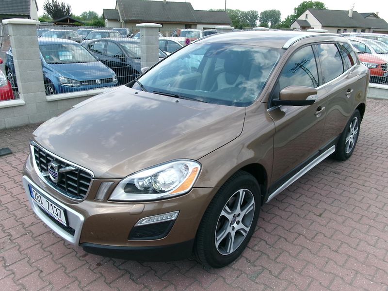 Volvo XC60 (2012) 2,4 D5 SUMMUM 169kW AC NAVI - fotka 2 z 37