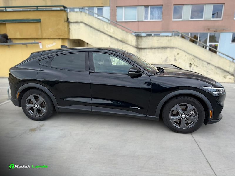 Ford Mustang Mach-E (2021) Standard Range RWD 75,7 kWh - fotka 6 z 17
