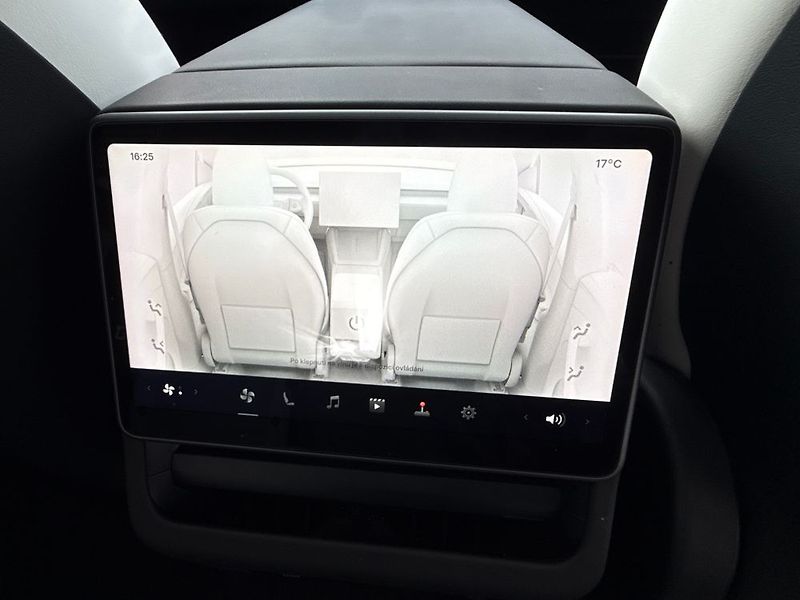 Tesla Model Y (2025) - fotka 43 z 76
