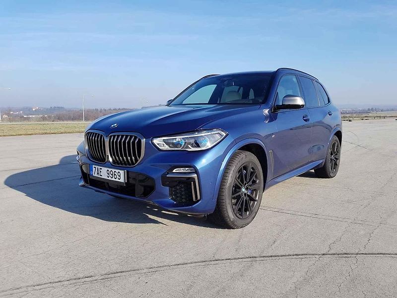 BMW potřebuje více točivého momentu, protože váží o půl tuny víc než Mercedes.