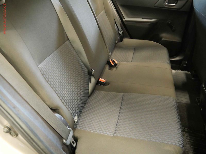 Toyota Auris (2013) 1.3i, ČR - fotka 12 z 20