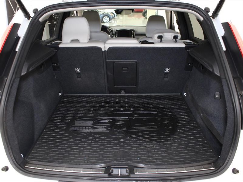 Volvo XC40 2,0 T4 140kW Insc. H/K 1.maj.Č - fotka 20 z 23