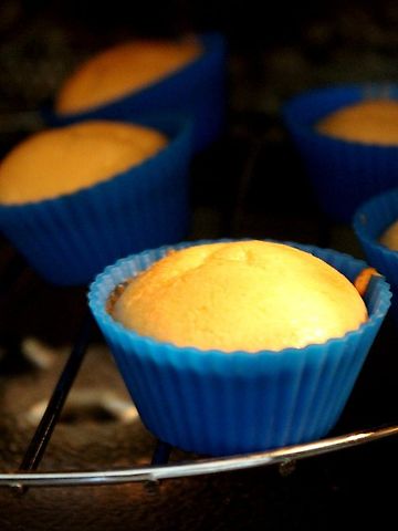 Silikonové formy na muffiny mohou posloužit do přihrádek na nápoje., zdroj: Wikimedia Commons, AmaliaGonsalves, CC BY-SA 4.0