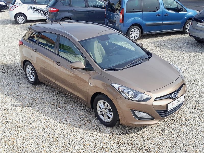 Hyundai i30 1,4i16V 73kW - fotka 1 z 48