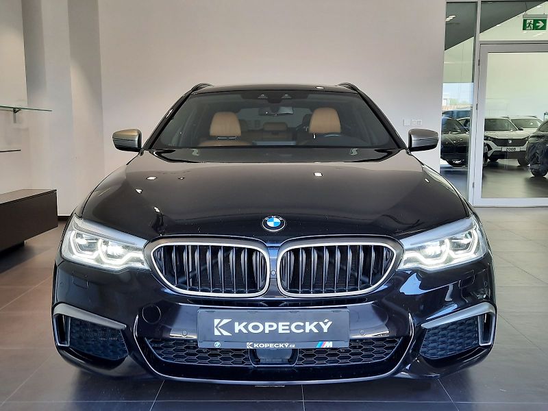 BMW Řada 5 (2020) M550d xDrive Touring - fotka 2 z 15