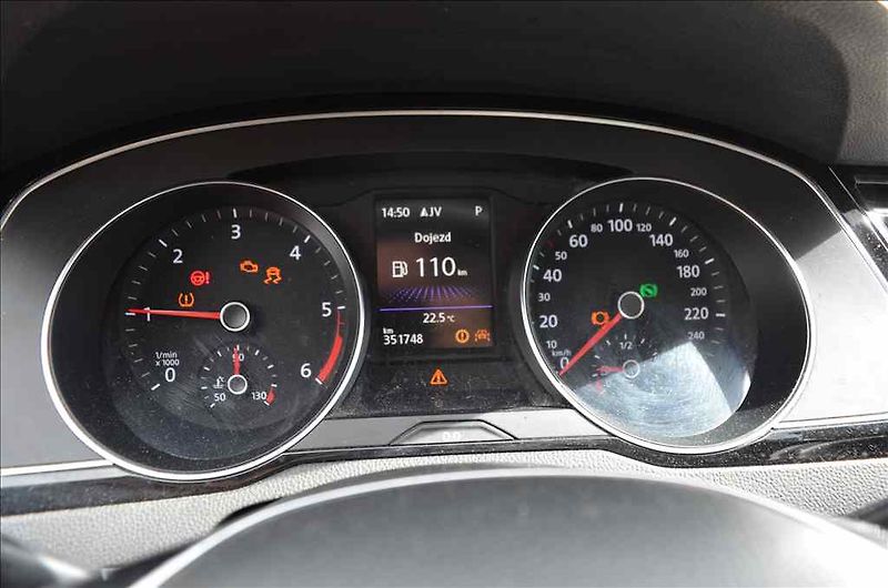 Volkswagen Passat (2018) 1,6 TDI HIGHLINE - fotka 16 z 22