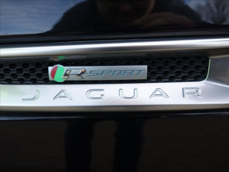 Jaguar F-Pace 2,0 20d AWD PRESTIGE - fotka 38 z 40