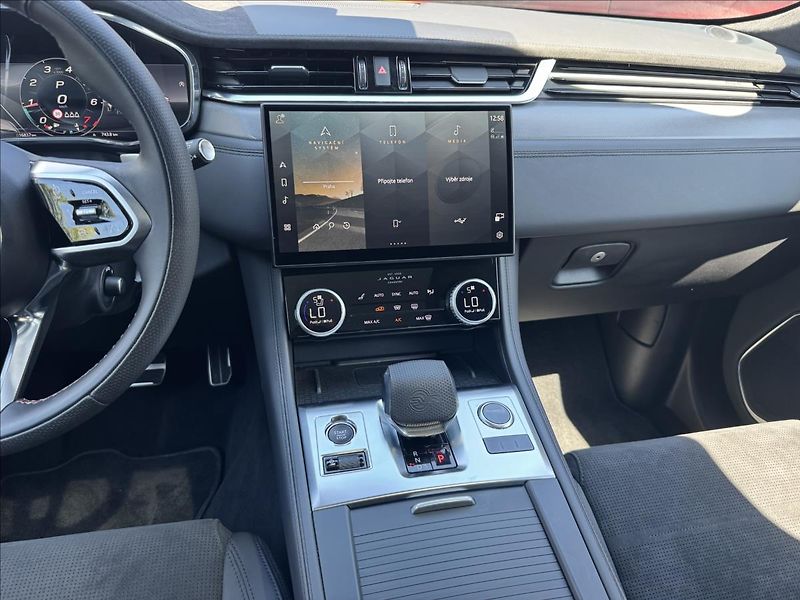 Jaguar F-Pace 5,0 SVR P575 AT AWD MY25.5 ČR - fotka 18 z 39