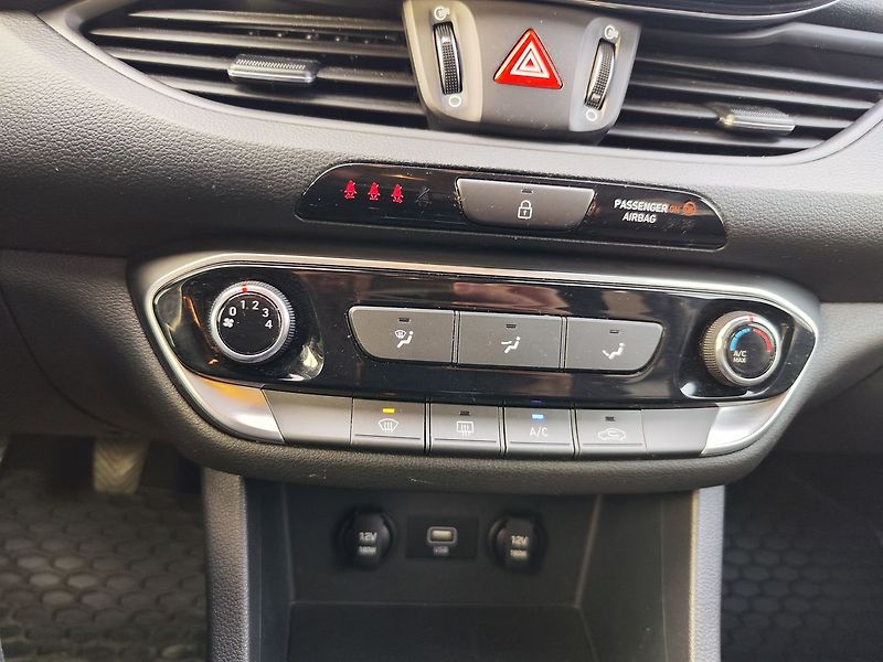 Hyundai i30 1.5i/81kW Start Plus - fotka 15 z 24