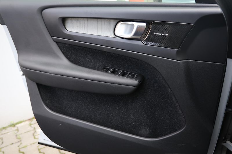 Volvo XC40 (2020) D3 AWD Inscription - fotka 18 z 24