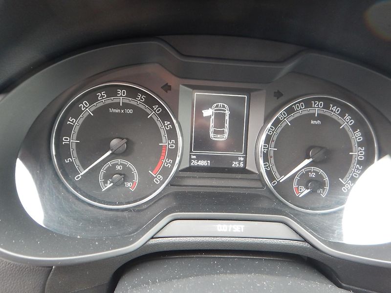Škoda Octavia III 1.6 TDI, ČR, KLIMA - fotka 20 z 28
