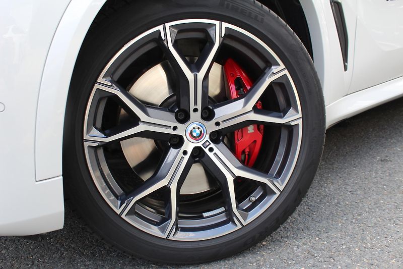 BMW X5 M50i - fotka 6 z 24