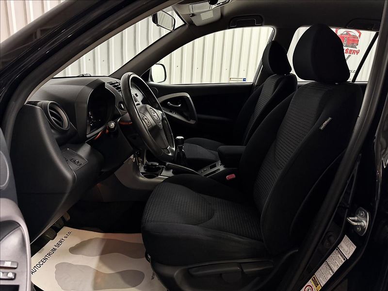 Toyota RAV4 2.2 D-4D 100kW ČR 1MAJITEL - fotka 23 z 32