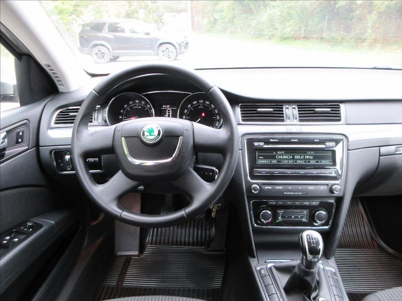 Škoda Superb 1,6 TDi, Nové ČR, 160 tis. Km! - fotka 18 z 27