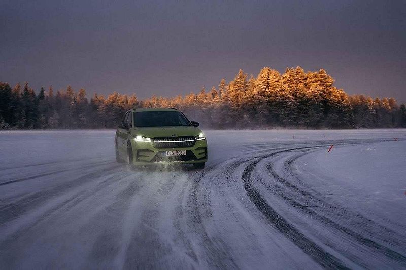 Automobilka Škoda pokořila s plně elektrickým vozem SUV Enyaq RS rekord v nejdelším souvislém driftu na ledě.