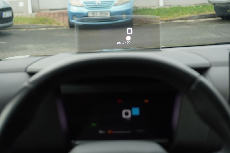 Citroën C4 (2023) Shine 1,2PT 130 - fotka 12 z 13