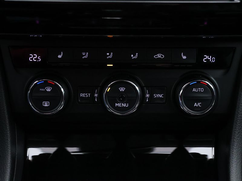 Škoda Superb 2,0 TDI 140kW DSG L&K Xenon - fotka 34 z 46