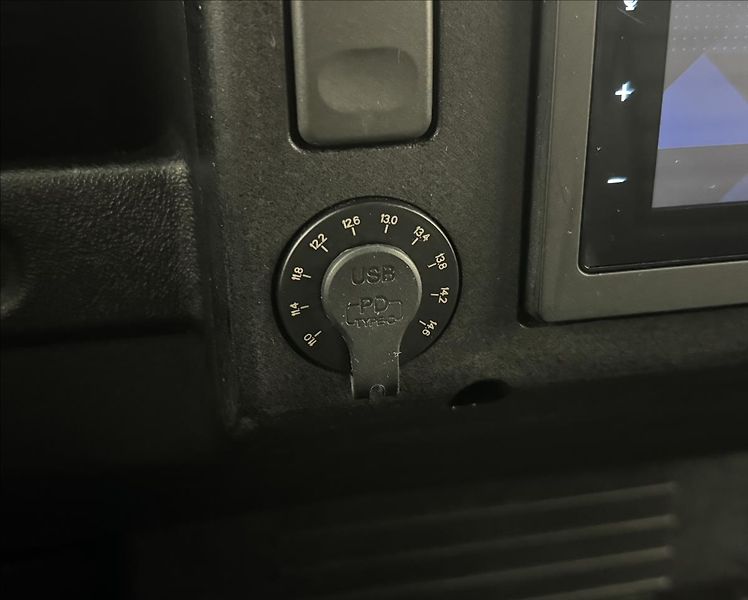 Land Rover Defender 2,5 130 Td5 90kW PO RENOVACI - fotka 17 z 45