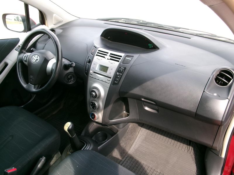 Toyota Yaris (2006) 1,0 VTT-i KLIMA - fotka 23 z 25
