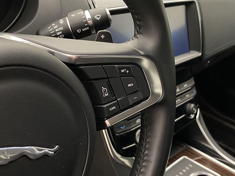 Jaguar XE 30t 221kW AWD AUT CZ - fotka 20 z 39