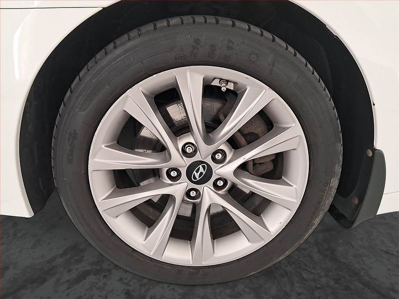 Hyundai i40 (2014) 1.7 CRDi, Serv.kniha, Xenony - fotka 14 z 19