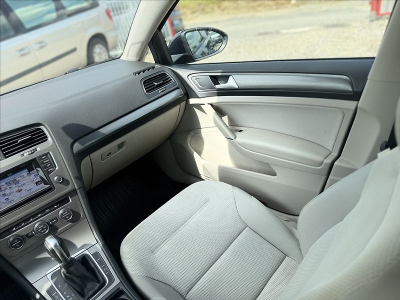 Volkswagen Golf TSI DSG F1 NAVI SERVISKA - fotka 26 z 32