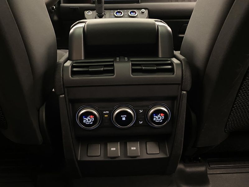 Land Rover Defender 110 P525 V8 EDITION AWD AUT CZ - fotka 32 z 58