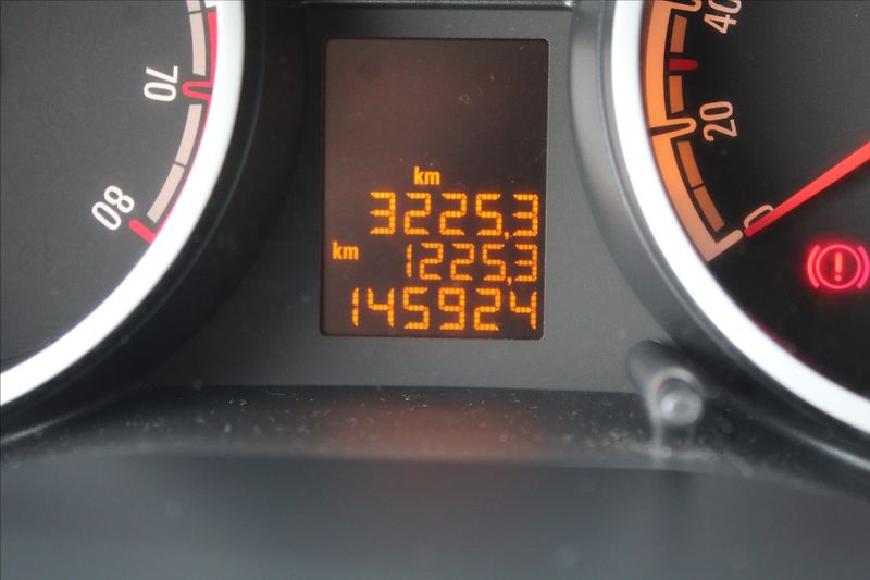 Opel Corsa 1,4 i  KLIMATIZACE, TEMPOMAT - fotka 10 z 24
