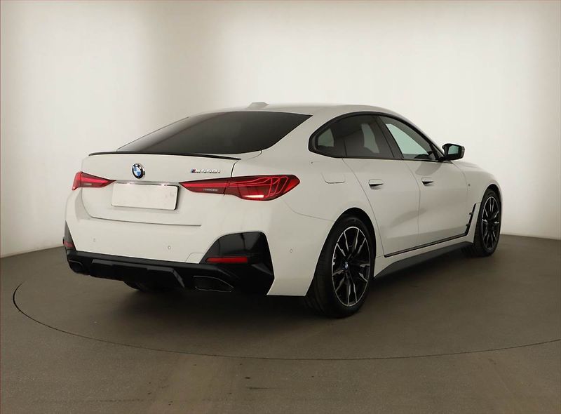BMW Řada 4 (2025) M440i xDrive, Sport Line - fotka 5 z 25