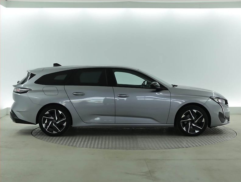 Peugeot 308 (2023) Allure 1.2 PureTech, Automat - fotka 6 z 20