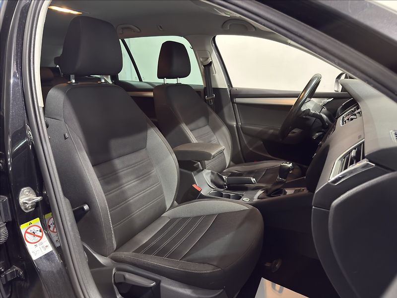 Škoda Octavia 2,0   TDI 110KW FULL LED KAMER - fotka 25 z 31
