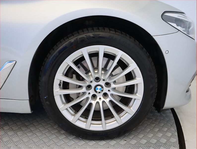 BMW Řada 5 (2017) Luxury Line 530d - fotka 15 z 21
