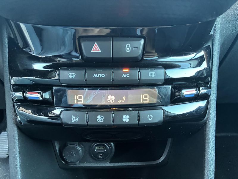 Peugeot 2008 1,2-60kW,KLIMA,ČR    - fotka 17 z 23