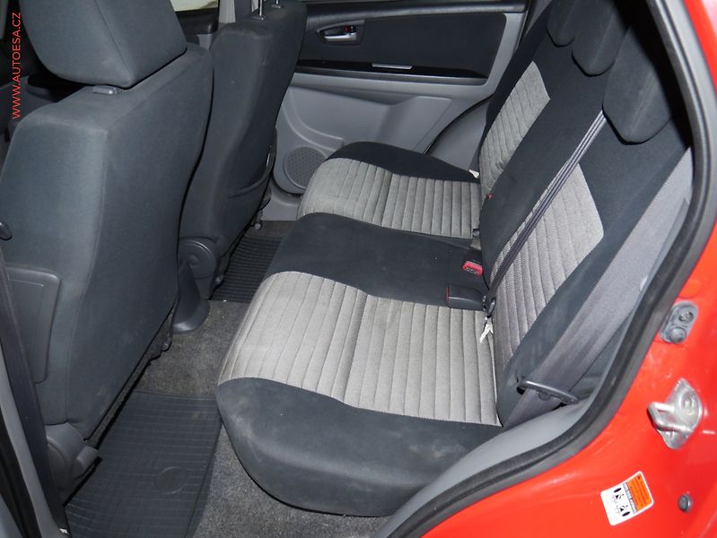 Suzuki SX4 (2009) 1.6i 4x4, ČR, AC, TZ, park - fotka 10 z 20