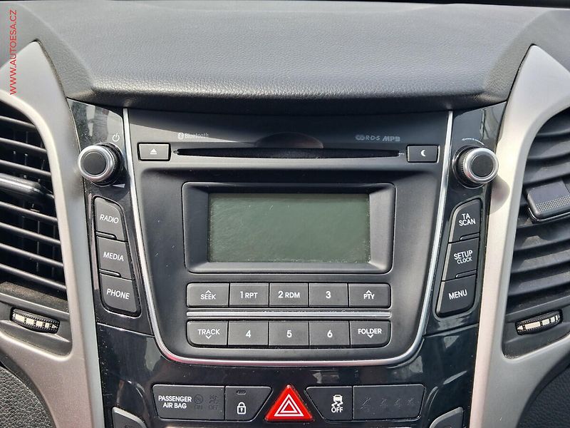 Hyundai i30 (2015) 1.6GDi, 2.maj,ČR, AC, výhřev - fotka 13 z 18