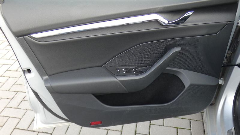 Škoda Octavia Combi 2,0 TDI Style 4x4 DSG 11 - fotka 8 z 27