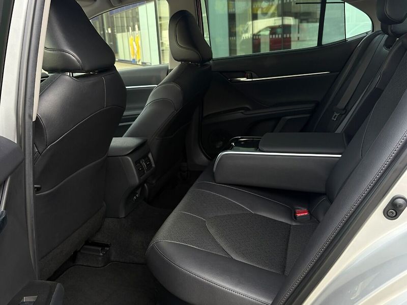 Toyota Camry 2,5 Hybrid  Executive VIP - fotka 15 z 20
