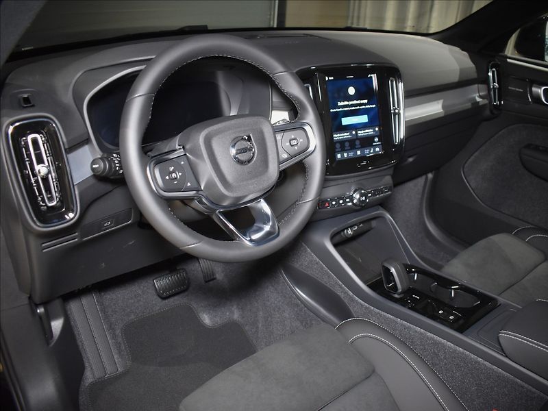 Volvo XC40 (2026) 2,0 B4  Plus Black Edition - fotka 12 z 25