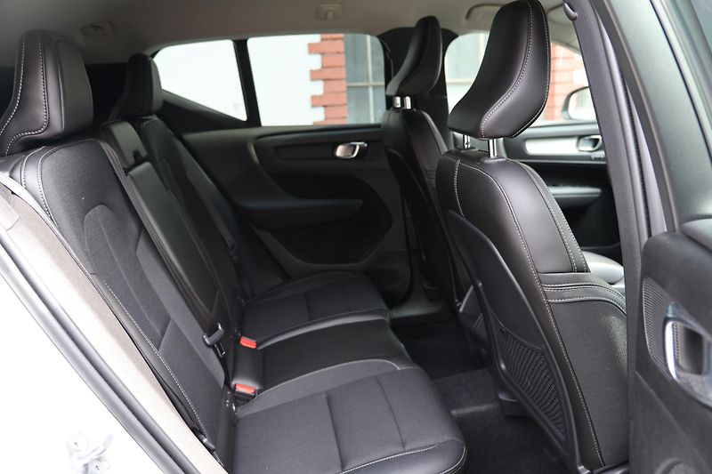 Volvo XC40 (2018) T4 AWD Momentum - fotka 9 z 23