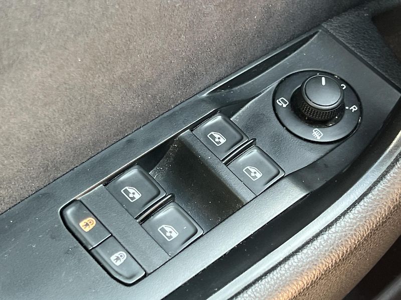 Škoda Superb 2.0 TDi Sportline nez.topeni  - fotka 18 z 18